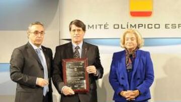 <b>MÉRITO DEPORTIVO. </b>Alejandro Blanco y Victoria Ybarra entregaron la placa a José María Odriozola.