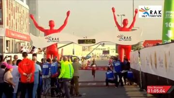 Una exhausta Jepchirchir bate el record de media maratón