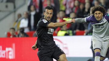 Saunier y Ochoa ante Lacina Traoré durante el Sporting-Granada.