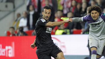 Saunier y Ochoa ante Lacina Traor&eacute; durante el Sporting-Granada. 