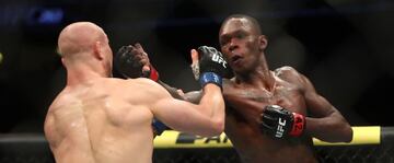 Israel Adesanya lanza un golpe a Marvin Vettori durante el UFC 263.