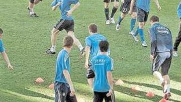 <b>ENSAYO PREVIO. </b>Los rusos tocaron ayer la extraordinaria hierva del Sánchez Pizjuán bajo una temperatura que rondaba los 22 grados.