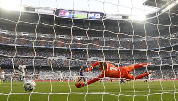 El jugador del Real Madrid, Benzema, marca el 1-0 al Real Valladolid.