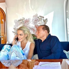 Marta Fascina, la novia de Berlusconi que no se separa de él en el hospital