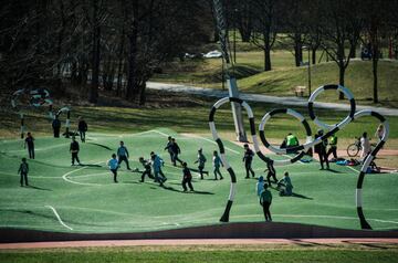 Campo 'Puckelboll', obra del artista Johan Ferner (Estocolmo)