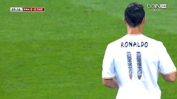¿Cristiano Ronaldo en el Real Madrid con un número que no es el '7' o '9'? Sí, pasó en el Trofeo Santiago Bernabéu de 2013, partido homenaje a Raúl González. El 'Ángel de Madrid' portó el '7', mientras Karim Benzema el '9', por lo que el lusitano se convirtió por una noche en CR11.