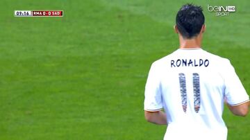 ¿Cristiano Ronaldo en el Real Madrid con un número que no es el '7' o '9'? Sí, pasó en el Trofeo Santiago Bernabéu de 2013, partido homenaje a Raúl González. El 'Ángel de Madrid' portó el '7', mientras Karim Benzema el '9', por lo que el lusitano se convirtió por una noche en CR11. 