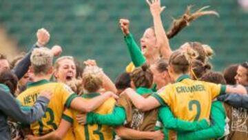 A OCTAVOS. Las chicas de Australia celebran la clasificaci&oacute;n para octavos tras empatar con Suecia.