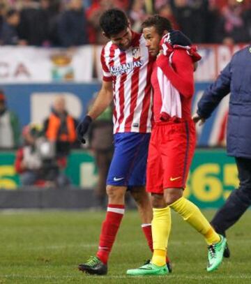 Diego Costa y Neymar se saludan al final del encuentro.