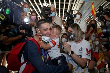 David Valero ya está en casa. El flamante medallista olímpico en mountain bike se reencuentra con su familia  a su llegada al aeropuerto de Barajas. En la imagen, con la medalla de bronce al cuello, recibe el cariño de su mujer y su hijo, a quien sostiene en brazos. Le espera un merecido homenaje en Baza (Granada).