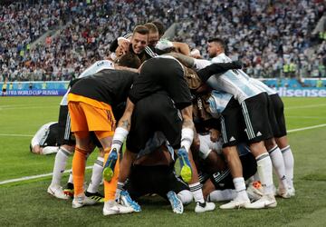 1-2. Marcos Rojo celebró el segundo gol.