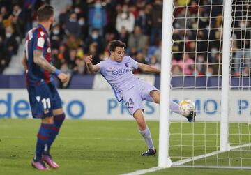 Eric García despeja el balón ante la ocasión de Morales.