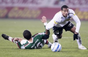 Macnelly Torres estuvo dos años en Colo Colo (2008-2010). Llegó como la inversión más grande de un club chileno en un jugador. Los albos pagaron 2.2 millones de dólares al Cúcuta Deportivo. Ganó dos torneos locales con el Cacique. Hoy juega en Atlético Nacional.