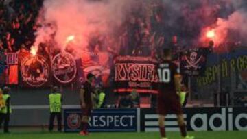 La afición del CSKA Moscú, con bengalas durante el partido ante la Roma.
