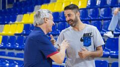 Navarro bromea cion Pesic en la sesi&oacute;n de entrenamiento del primer equipo del Barcelona en el Palau Blaugrana.