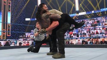 Roman Reigns somete a Bran Strowman durante un combate.