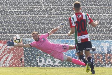 El jugador de Palestino Sebastian Perez juega el balon contra Temuco durante el partido de primera division disputado en el estadio La Cisterna de Santiago, Chile.