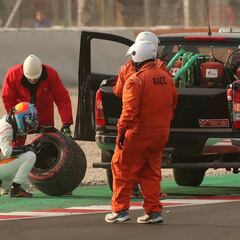 Test día 1: una tuerca deja tirado a Fernando Alonso en Barcelona