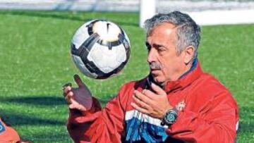<b>RELAJADO. </b>Manuel Preciado, sentado en el césped y jugando con un balón, ayer en Mareo.