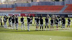 Los futbolistas del Atl&eacute;tico escuchan a Simeone durante el entrenamiento.