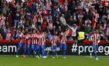 Los jugadores celebran el 2-1 de Vesga. 