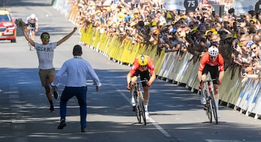 Un esprint que terminó sin daños que lamentar después de que un espontáneo se colase en la recta de meta para tratar de boicotear la carrera. Un susto del que, afortunadamente, nadie se acordará.