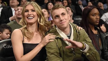 Genie Bouchard posa con el tuitero @punslayintwoods durante su cita y la visita al Barclays Center, la casa de los Brooklyn Nets de la NBA.