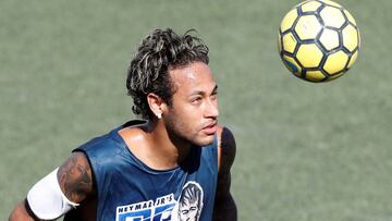 Neymar, en un partidillo en Brasil este sábado.