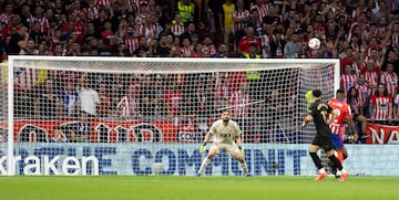 2-0. Centro desde la derecha de Marcos Alonso, Samuel Lino se eleva, el balón le da en el hombro para superar a su marcador.  El '7' aprovecha para lanzarse, empalmar con la pierna izquierda y superar al guardameta del Valencia.