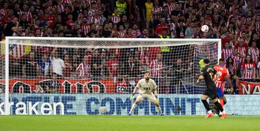 2-0. Centro desde la derecha de Marcos Alonso, Samuel Lino se eleva, el balón le da en el hombro para superar a su marcador.  El '7' aprovecha para lanzarse, empalmar con la pierna izquierda y superar al guardameta del Valencia.