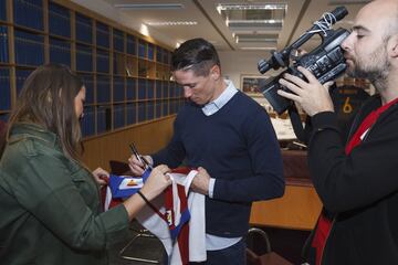 Fernando Torres atendió a los 'fans' de la redacción. 