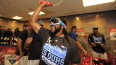 Johnny Cueto celebra el pase a los playoffs de sus Kansas City Royals.
