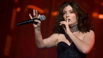 ¡Lorde está de regreso! Aunque aún no hay fecha oficial de lanzamiento, la cantante compartió la portada de su nuevo single ‘Solar Power’. Aquí los detalles.