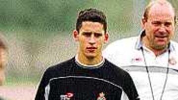 CON PACO FLORES. Ferran Corominas se ejercitó con el primer equipo. Flores no le quitó el ojo de encima.