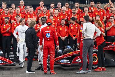 visitan las escuderías durante un descanso del rodaje de la película F1, film sobre el mundo de la Fórmula 1.