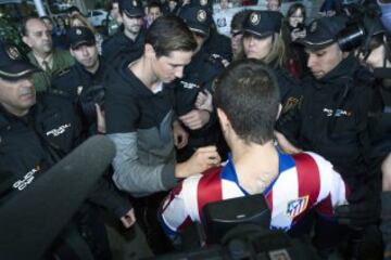 Fernando Torres llegó al Aeropuerto de Barajas en medio de un espectacular recibimiento por parte de la afición.