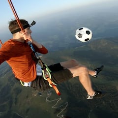 Vídeo: Fútbol freestyle colgando de un globo aerostático