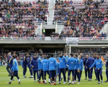 Una aficionada del Real Madrid en el entrenamiento del Barça