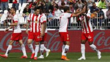 Los jugadores del Almer&iacute;a celebran el gol de Thievy, el primer de la victoria ante el Eibar.