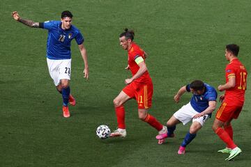 El delantero de Gales Gareth Bale est¨¢ marcado por el defensa italiano Alessandro Bastoni