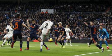 1-0. Carvajal y Ezequiel Garay en la jugada del primer gol anotado por Wass en propia puerta.