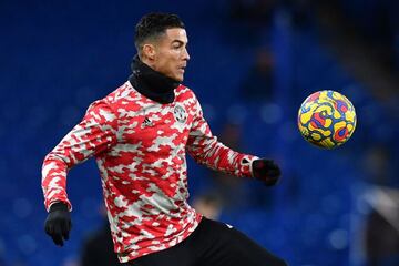 Manchester United's Portuguese striker Cristiano Ronaldo warms up ahead of the English Premier League football match between Chelsea and Manchester United at Stamford Bridge in London on November 28, 2021. (Photo by Ben STANSALL / AFP) /