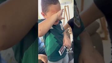 Messi qué: niño llora porque le salió la estampa del ‘Chucky’ Lozano