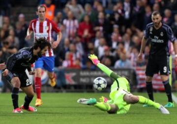 Isco scores a crucial away goal for Real Madrid, leaving Atlético needing three more.