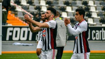 Los jugadores del CD Badajoz celebran un nuevo triunfo en el fortín del Nuevo Vivero frente a la UD Melilla, que refuerza a los pacenses como líderes destacados del Grupo 5-B de Segunda División B al término de la primera vuelt