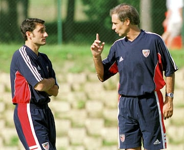 Su trayectoria como entrenador comenzó en las categorías inferiores del Athletic de Bilbao. Sería en la temporada 2000/2001 cuando dió el salto al primer equipo como segundo entrenador, de Txetxu Rojo.