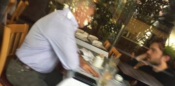 Harrison Ford y Alden Ehrenreich en una cafetería.