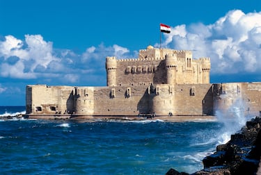 Como le pasó al coloso de Rodas, su estructura no aguantó a los terremotos de 956, 1303 y 1323. En el año 1480 desapareció definitivamente. En su emplazamiento se levanta actualmente el Fuerte egipcio Quaitbey.