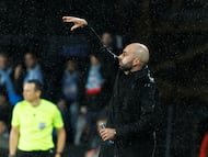 Claudio Giráldez da indicaciones durante el partido entre el Celta y el Bolonia correspondiente a la sexta jornada de la Europa League.