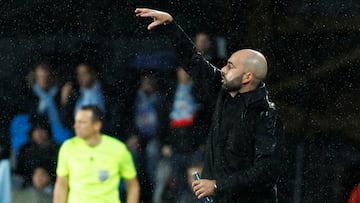 Claudio Giráldez da indicaciones durante el partido entre el Celta y el Bolonia correspondiente a la sexta jornada de la Europa League.